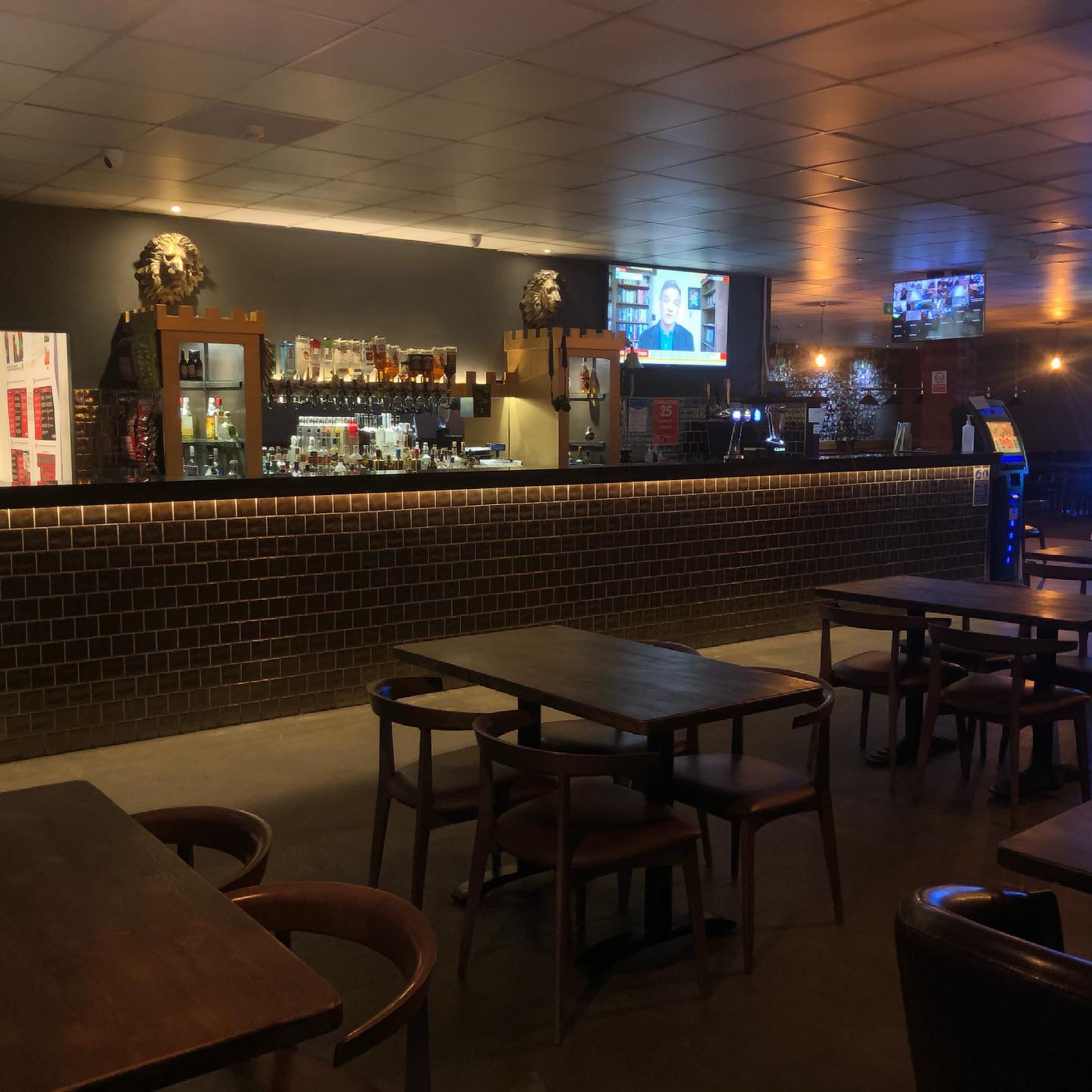 Cousins Lounge