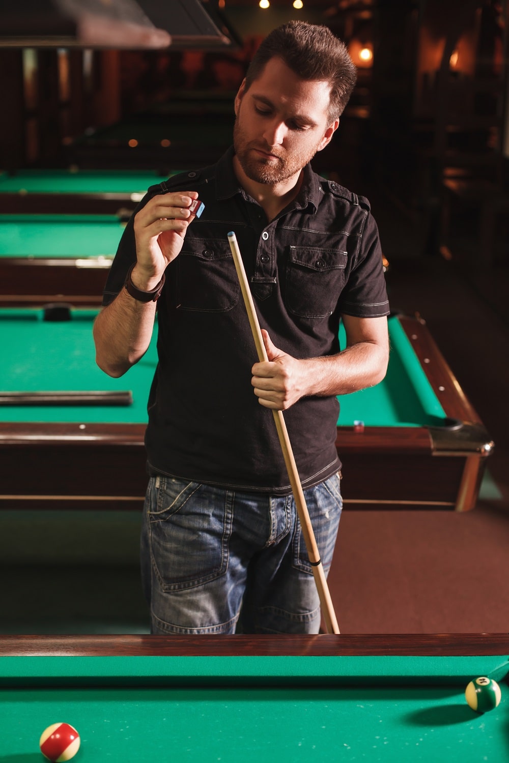 Chalking a cue at Cousins Lounge